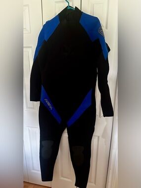 Akona Full-Length Neoprene Wetsuit Size 2XL with Gloves MMAO